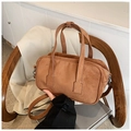 Bolso bandolera de ante marrón con asas gruesas y detalles de costuras decorativas - Marrón