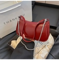 Bolso bajo el brazo rojo retro de cuero brillante con cadena plateada en caja de regalo - Burdeos