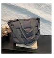Borsa tote grigia trapuntata con manici larghi e tracolla rimovibile vista nel dettaglio - Grigio