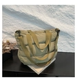 Sac fourre-tout matelassé vert olive avec larges bandoulières dans un décor minimaliste - Vert
