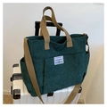 Détail du sac fourre-tout en velours côtelé vert foncé avec poches et bandoulière - Vert
