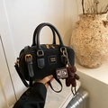 Elegante borsa Boston nera in nylon opaco con manici in pelle e ciondolo a forma di orso - Stile Con Ciondolo / Nero con ciondolo