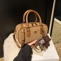 Borsa Boston vintage in pelle marrone opaca con ciondolo a orsetto e tracolla regolabile - Stile Con Ciondolo / Marrone con ciondolo