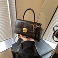 Borsa a tracolla retrò marrone scuro in pelle lucida stropicciata con chiusura dorata - Marrone