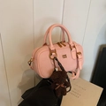 Borsa Boston rosa in pelle con logo goffrato, doppi manici e ciondolo a forma di orso - Stile Con Ciondolo / Rosa con ciondolo