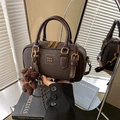Borsa Boston vintage marrone scuro con manici, tracolla e ciondolo orsetto di peluche - Stile Con Ciondolo / Caffè con Ciondolo