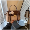 Detalle de bolso retro marrón con cierre de giro dorado y colgante de peluche suave - Marrón Con Adorno / Marrón Con Adorno