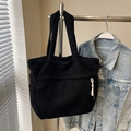 Bolso tote grande de pana negra para mujer con correa de hombro y textura suave - Negro