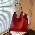 Große rote Ledershopper-Tasche mit Kieselmaserung in minimalistischem Innenraum - Rot