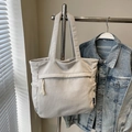 Bolso tote grande de pana gris claro con bolsillo frontal y detalle de borlas - Blanco Roto