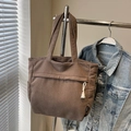 Bolso tote de pana marrón oscuro con bolsillo delantero y borla blanca de adorno - Marrón