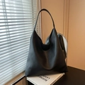 Minimalistische große schwarze Hobo-Tasche mit Kieselleder-Textur für den Alltag - Schwarz