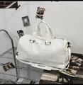 Detail der großen weißen PU-Reisetasche mit dem Slogan Believe in yourself - Weiß
