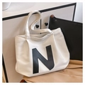 Grande borsa tote in tela bianca con lettera N in pelle nera e ampia tracolla - Bianco