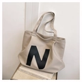 Grande borsa tote in tela beige con lettera N nera applicata per uso quotidiano casual - Cachi