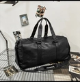 Detail der schwarzen PU-Leder Reisetasche mit strukturierter Oberfläche und verstellbarem Gurt - Schwarz