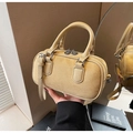 Detail der gelben Boston-Tasche mit Wildleder- und Litschi-Ledertextur und Doppelreißverschluss - Khaki