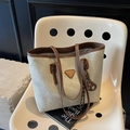 Sac cabas rétro vert clair avec finitions en cuir marron et logo triangulaire - Avec Pendentif / Blanc crème avec marron