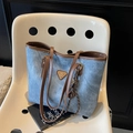 Sac fourre-tout en denim bleu clair avec bordure en cuir marron et logo triangle - Avec Pendentif / Bleu Denim
