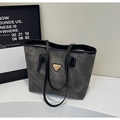 Sac fourre-tout vintage gris foncé avec bords noirs et logo doré sur support moderne - Sans Pendentif / Brun Foncé