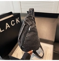 Borsa a tracolla in denim lavato grigio scuro con cinturino regolabile e zip metallica - Nero