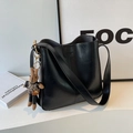 Sac seau noir minimaliste en cuir PU texturé avec un joli pendentif de lapin - Noir avec pendentif