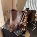 Sac seau rétro marron foncé en cuir brillant avec charmant lapin suspendu - Café avec Pendentif