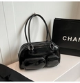 Detail der schwarzen Lackleder-Schultertasche mit Glanzfinish und doppelten Reißverschlüssen - Schwarz
