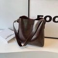 Grand sac seau minimaliste en cuir ciré marron foncé avec bandoulière réglable - Noir sans Pendentif