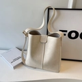 Minimalist cream white bucket bag in PU leather with adjustable strap and magnetic closure - Off-white Without Pendant