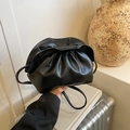 Sac nuage plissé noir tendance pour femme avec bandoulière fine en cuir porté à la main - Noir