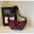 Detailaufnahme der dunkelroten Faltenleder-Struktur einer minimalistischen Hobo-Tasche - Ancorra Rot