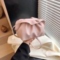 Sac nuage rose pastel plissé élégant avec bandoulière fine et texture à volants - Rose