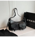 Détail du sac à bandoulière en similicuir noir avec deux poches avant et boucles argentées - Noir
