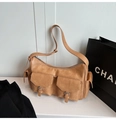 Détail d'un sac bandoulière kaki avec plusieurs poches et boucles métalliques en relief - Kaki