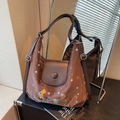 Borsa a tracolla marrone scuro a pois colorati con toppa a cucciolo e finitura lucida - caffè