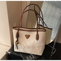 Detalle de bolso tote con estampado de mármol, logotipo triangular y colgante tejido - Blanco