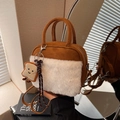 Borsa in pelle scamosciata marrone con ecopelliccia bianca e ciondolo toast - Marrone
