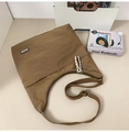 Dettaglio della borsa a tracolla in nylon marrone con logo nero e cerniera intrecciata - Cachi Scuro