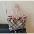 Detalle del bolso tote de cuadros grises con ribete de cuero rosa y placa logo - Rosa