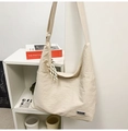 Dettaglio della borsa hobo in nylon bianco sporco con tracolla tessuta e logo a contrasto - Bianco Sporco