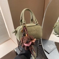 Olivgrüne Boston-Handtasche mit Teddybär-Anhänger und geprägtem Logodetail - Mit Anhänger / Grün