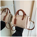 Détail du sac boston en peluche beige avec poignées en cuir brun et dorures - Marron