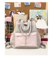 Detalle de mochila de lona rosa y gris sobre escritorio con múltiples bolsillos - Gris y Rosa