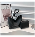 Détail du sac cabas noir grainé avec sa pochette zippée assortie sur un présentoir épuré - Ensemble Sac Cabas Et Pochette / Noir