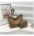 Vue détaillée du sac cabas marron café en similicuir avec texture grainée et pochette - Ensemble Sac Cabas Et Pochette / Sable