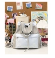 Detalle de bolsa tote de lona con estampado de estrellas y cierre de cordón ajustable - Gris y Azul