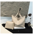Vue détaillée du grand sac cabas beige en cuir grainé avec sa pochette zippée assortie - Ensemble Sac Cabas Et Pochette / Beige