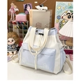 Detalle del bolso tote azul claro con cordón que muestra el bolsillo con cremallera - Blanco con Azul