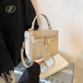 Retro beige contrast bucket bag with woven texture and gold zipper for summer fashion - Khaki